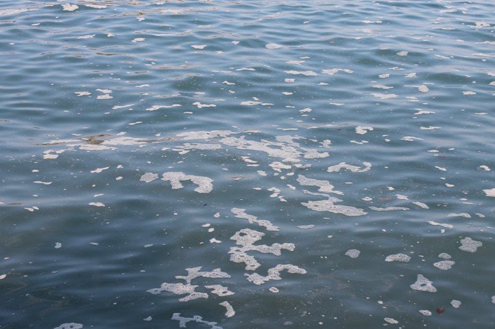 В Алуште в штормящем море нашли труп