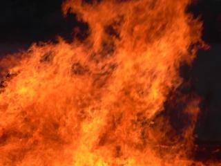 В Алуште Мерседес подожгли сразу с двух сторон