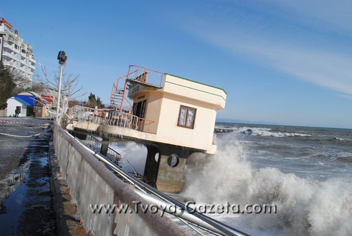 Последствия шторма на набережной Алушты