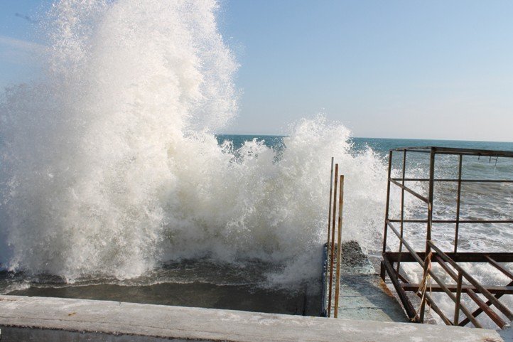 Шторм в Алуште