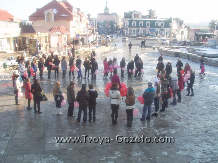 В День влюбленных школьники Алушты устроили флешмоб