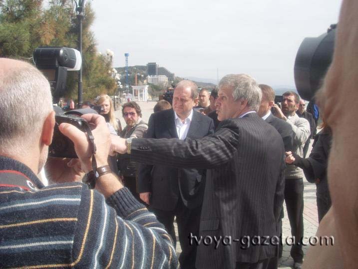 Разбитую набережную Алушты осматривает крымский Премьер