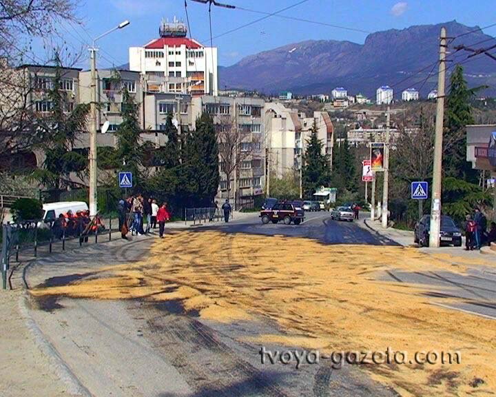 В Алуште разлитое дизельное топливо засыпали песком