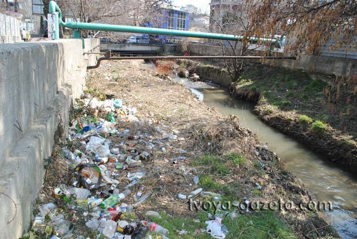 Реки в Алуште превращены в мусорные свалки