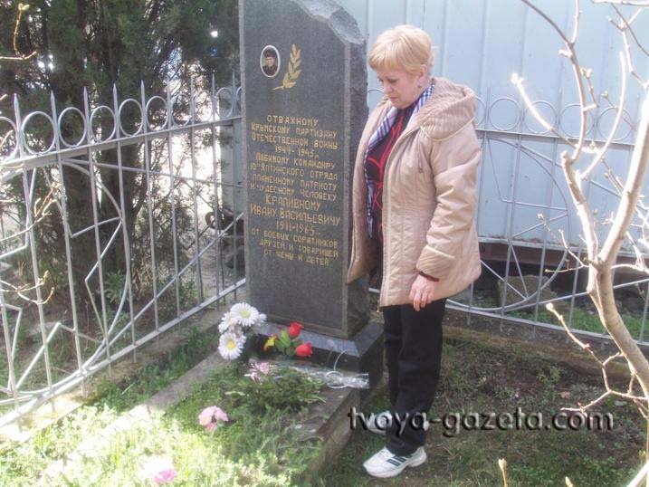 Н.Крапивная постоянно ухаживает за могилой отца-партизана