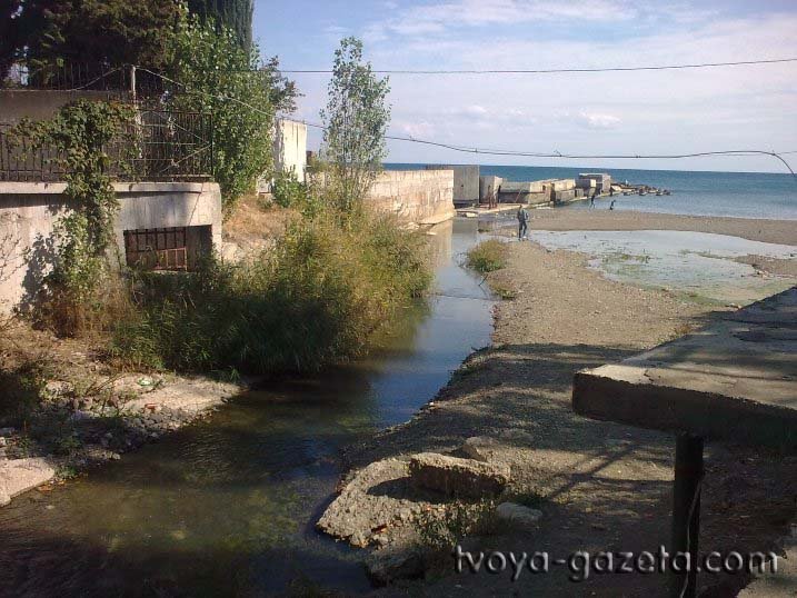 Река Демерджи впадает в море между яхтклубом и пансионатом Жемчужина, г. Алушта