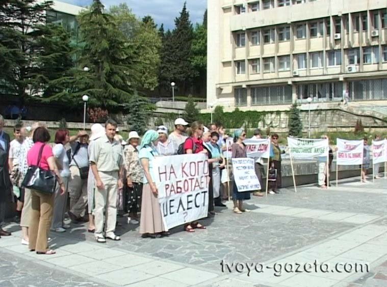 Причина, побудившая этих людей выйти на акцию протеста, - поддержка семьи Бережных