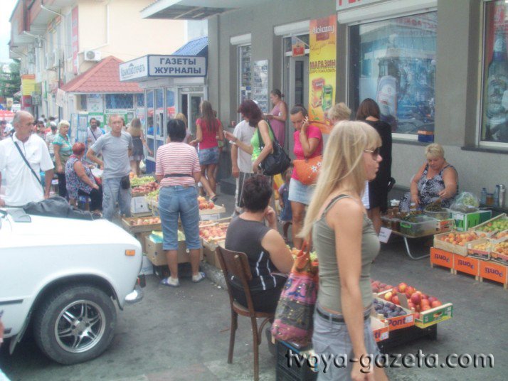 Нелегальная торговля на входе в центральный рынок Алушты