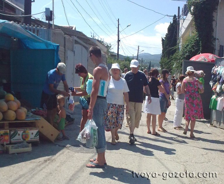 Торговля на ул. Первомайской в Алуште