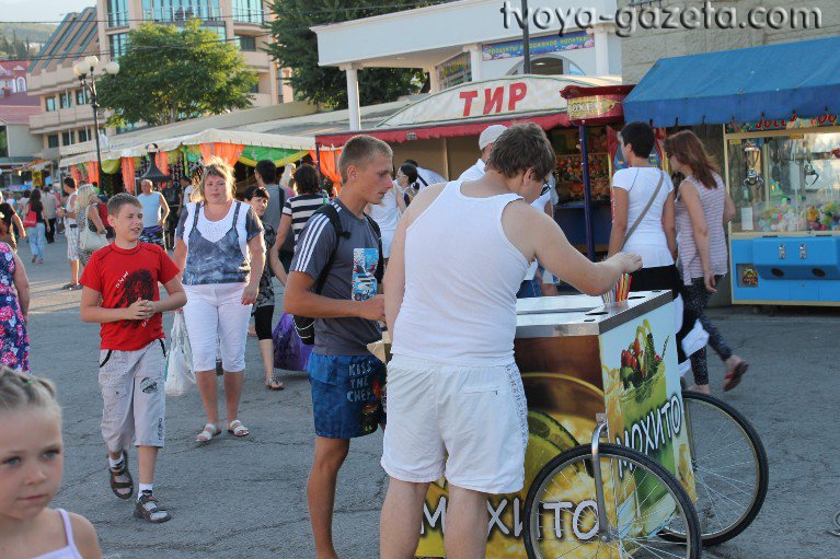 Передвижные точки с Мохито на набережной Алушты