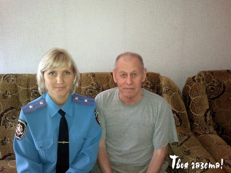 Старший инспектор сектора кадрового обеспечения, майор милиции, Евмененко Ольга Александровна и ветеран МВД, бывший начальник Алуштинского городского отдела милиции Красилов Борис Павлович. Фото Евгении Асмоловой.