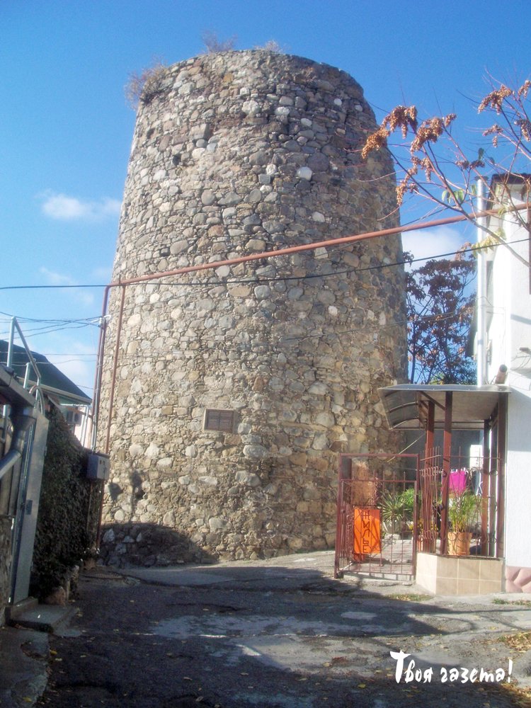 Башня Алустон в г. Алушта