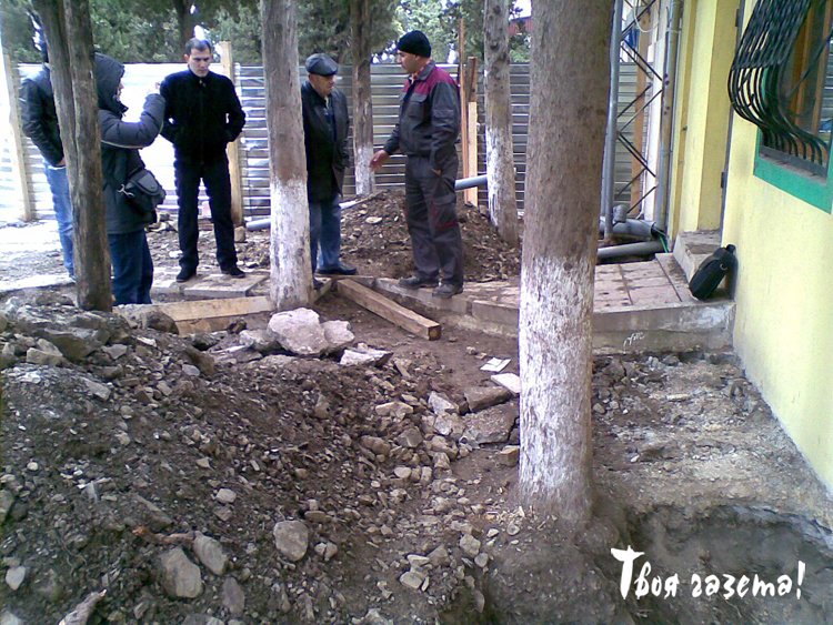 При реконструкции кафе на автовокзале Алушты было обнаружено старое захоронение. Фото Умера Чабанова.