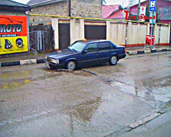 В Алуште рукотворная канава скоро парализует движение по улице.