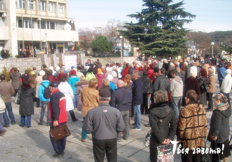 Митинг жителей Алушты против строительства забора вокруг санатория "Золотой колос"