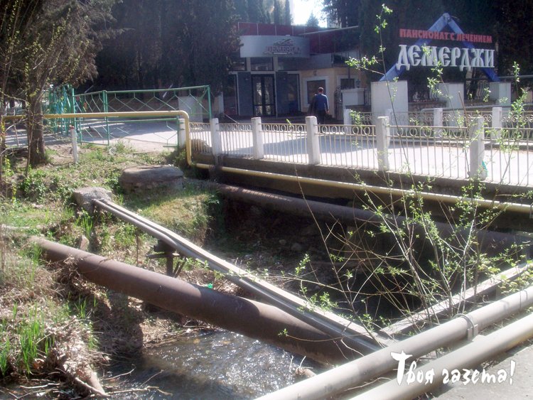 В Алуште нечистоты из канализации стекают прямо в реку