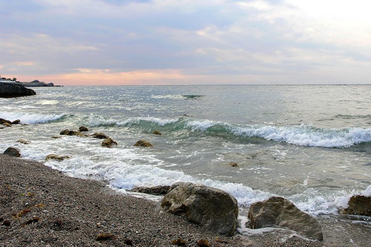 В Алуште унесло в море катамаран с россиянкой и четырьмя детьми. Фото сайта kafanews