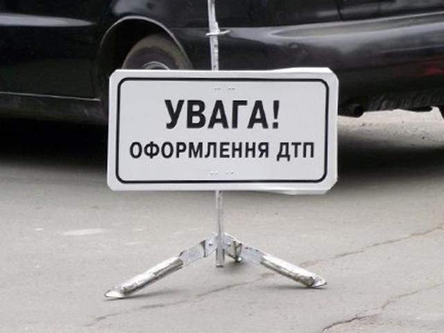 В Алуште водитель легковушки, выехав на встречку, совершил столкновение с другим автомобилем. Фото сайта vkurse.ua