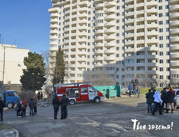 На пожаре был обнаружен труп мужчины. Алушта, ул. Октябрьская, 06.02.2014. Фото Андрея Облёзова.