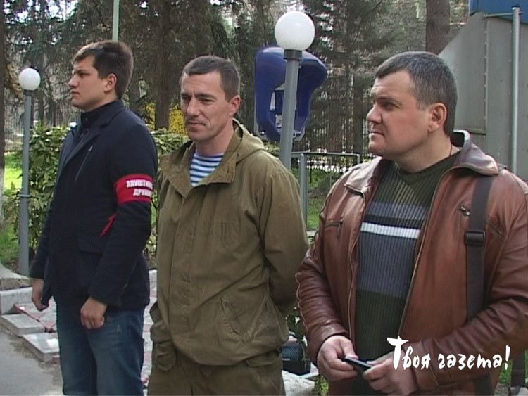 Слева направо: Павел Степанченко, руководитель Алушьинсой народной добровольной дружины, Александр Рыжков, командир Алуштинской роты Симферопольского полка самообороны, и его заместитель Виктор Артюхов. 20.03.2014. Фото Андрея Облезова.