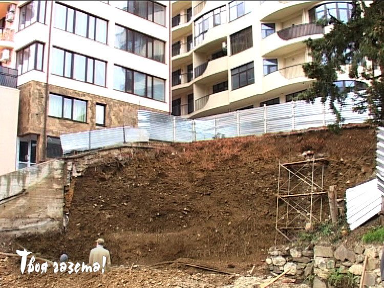 В Партените, Большая Алушта, жители высотки боятся быть погребенными под обломками собственного дома. Фото Андрея Облёзова. "Твоя газета!" — новости Алушты.