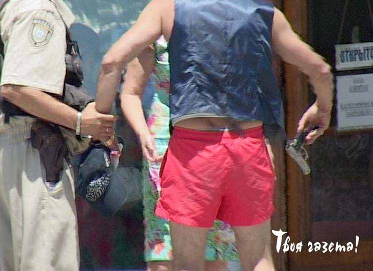 В Алуште турист, угрожая пистолетом, ломился в здание горсовета. 01.07.2014. Фото Андрея Облёзова. "Твоя газета!" — новости Алушты.