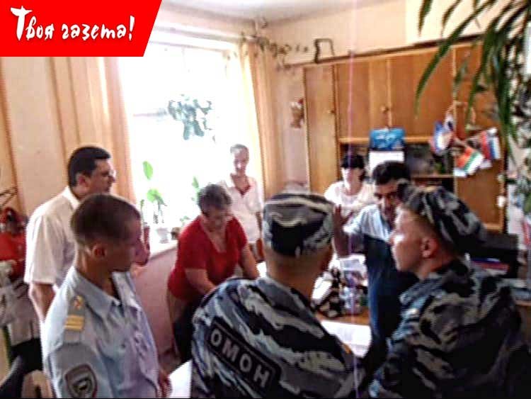 Скандал в избиркоме Алушты. Кандидат в депутаты от села Приветное Айдер Абдураманов обвиняет секретаря избиркома Екатерину Куприкову в том, что она вырвала из его рук документ и не возвращает. 08.08.2014 г. "Твоя газета!" — новости Алушты.