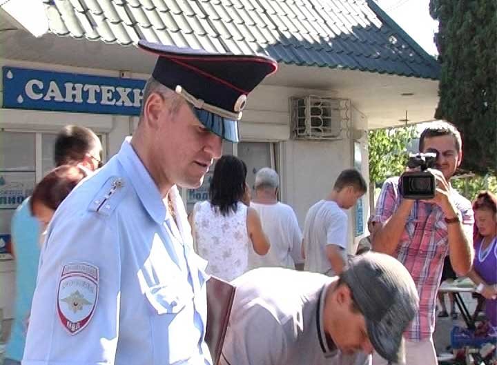 В Алуште полицейские и журналисты провели совместный рейд по борьбе со стихийной торговлей. Фото сайта 82.mvd.ru. "Твоя газета!" — новости Алушты.