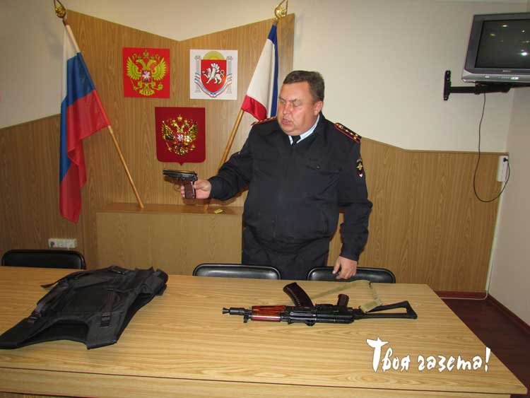 Начальник ОМВД по г. Алуште Андрей Гурченко поздравляет Елену Басанец с Днем матери. Фото Евгении Асмоловой. "Твоя газета!" — новости Алушты.