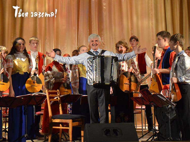Заслуженный работник культуры Евгений Костенко (в центре). Алушта. 17.01.2015. Фото Андрея Облёзова. "Твоя газета!" — новости Алушты.