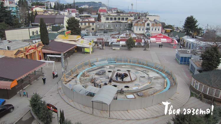 Алушта. Строительство колеса обозрения на Центральной набережной, 11.03.2015. "Твоя газета!" — новости Алушты.