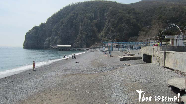Пляж санатория «Крым». Алушта, пгт. Партенит, 18.04.2015. "Твоя газета!" — новости Алушты.
