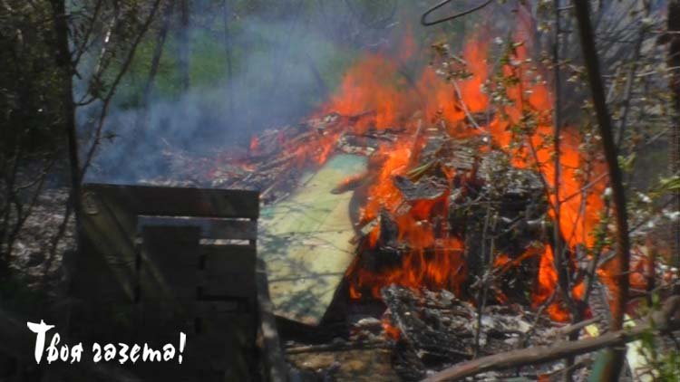 В Алуште вблизи жилого дома дотла сгорел сарай, 25.04.2015. Фото Андрея Облезова. "Твоя газета!" — новости Алушты.