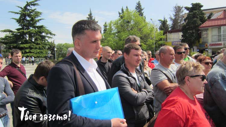 В Алуште провокаторы пытались сорвать митинг горожан. Площадь Советская, 16.05.2015. "Твоя газета!" — новости Алушты.