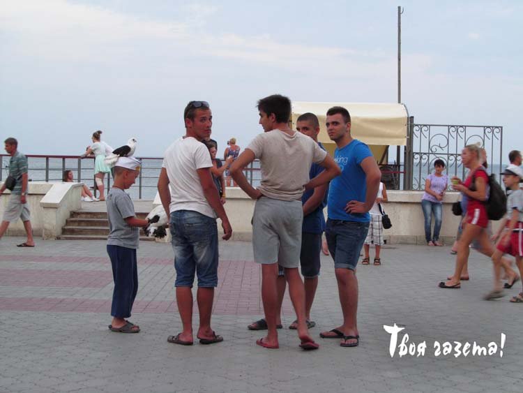 На набережной Алушты появились фотографы с животными, 10.07.2015. Фото Владислава Подмешальского. "Твоя газета!" — новости Алушты.