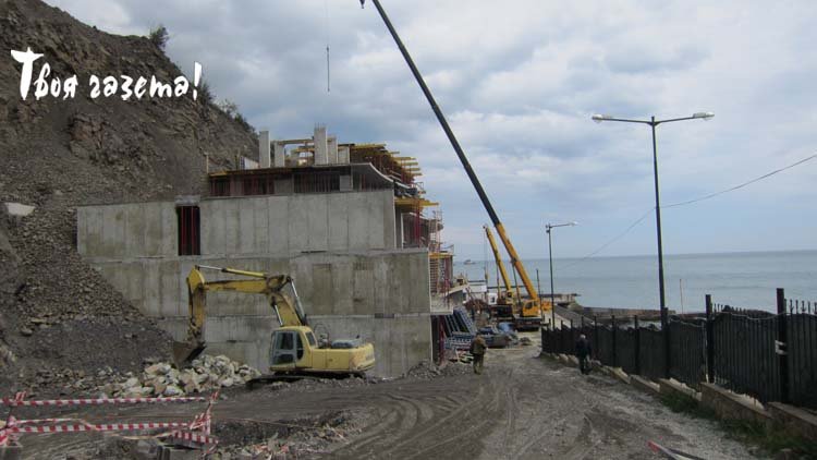 Алушта, Партенит. Пройти на набережную и к морю можно только через стройку, 25.04.2016. "Твоя газета!" — новости Алушты.