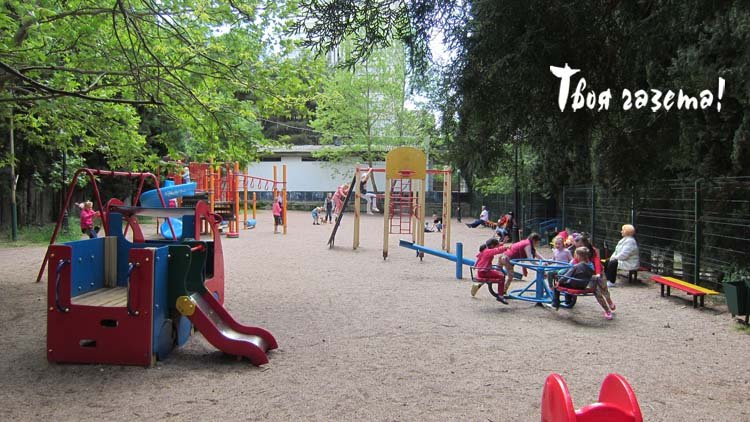 Алушта. Единственная детская площадка на весь поселок Партенит с населением более 6 тыс. человек, 07.05.2016. "Твоя газета!" — новости Алушты.