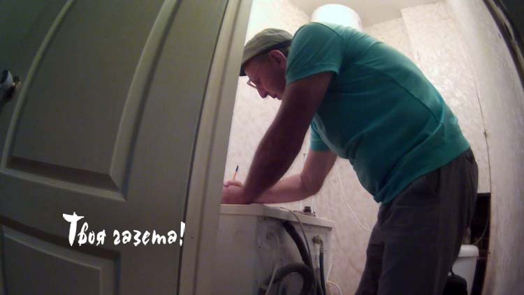 Алушта. Хамство сотрудника водоканала, 02.09.2016. Стоп-кадр из видео Андрея Облезова. "Твоя газета!" — новости Алушты.